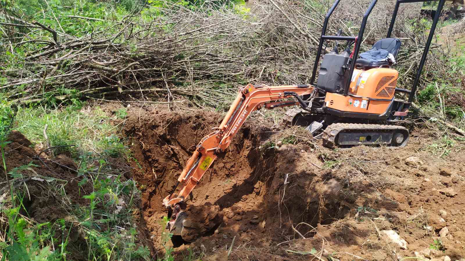 Изкопаване на място за резервоар за септична яма