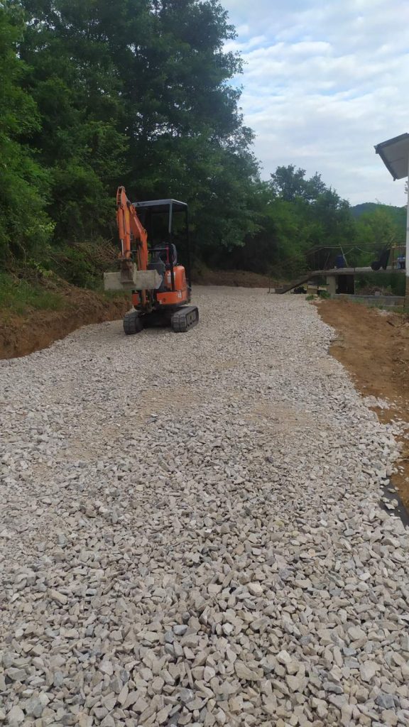 Полагане на чакъл и изравняването му